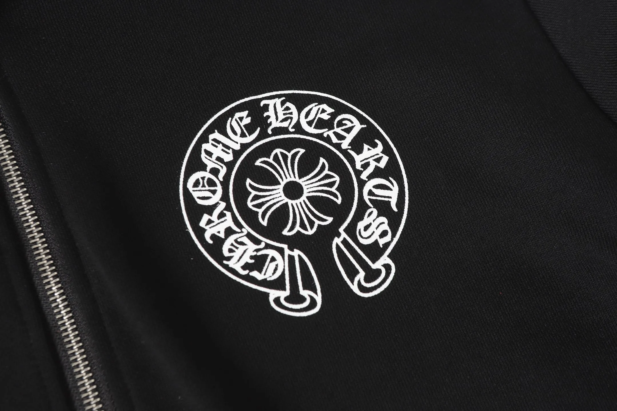 Q8—P230 -Chrome Hearts/Chrome Hearts printed zipper sweatshirt cardigan jacket -420 grams of high-density, high-quality wool, soft, delicate and skin-friendly, soft and silky to the touch, warm and skin-friendly -The hardware zipper accessories are all customized and full of details -Colour: black white -Size: S M L XL